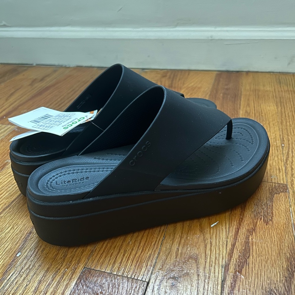 ✨NWT✨ Crocs Brooklyn Flip Low Wedge Sandals